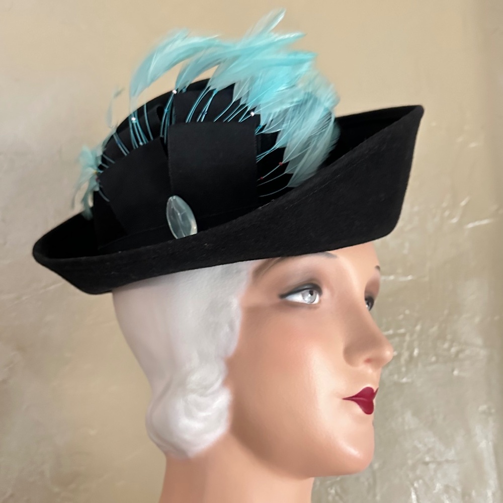 DRAMATIC 1940s' BLACK FELT "COSSACK" STYLE HAT WITH AQUA FEATHER TRIM & BEAD